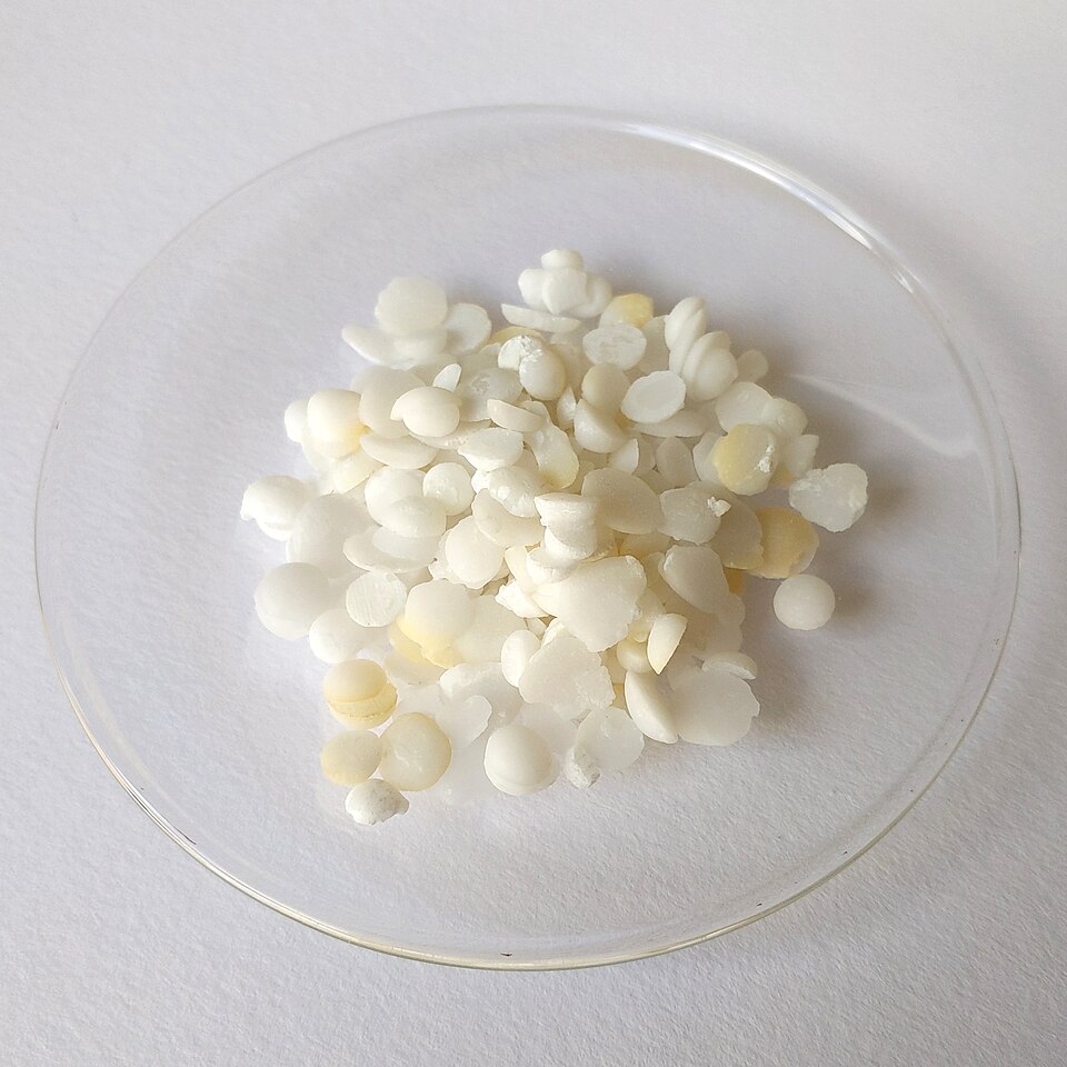 Soda lime granules changing colour as they absorb CO₂